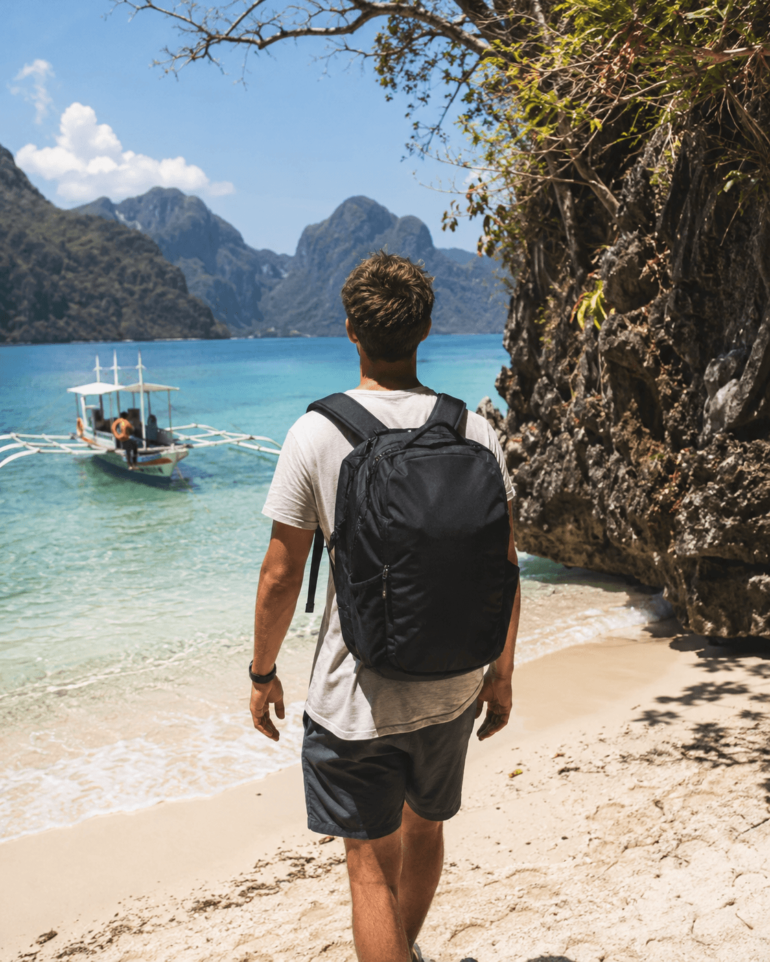Backpacker op een strand in Zuidoost-Azië
