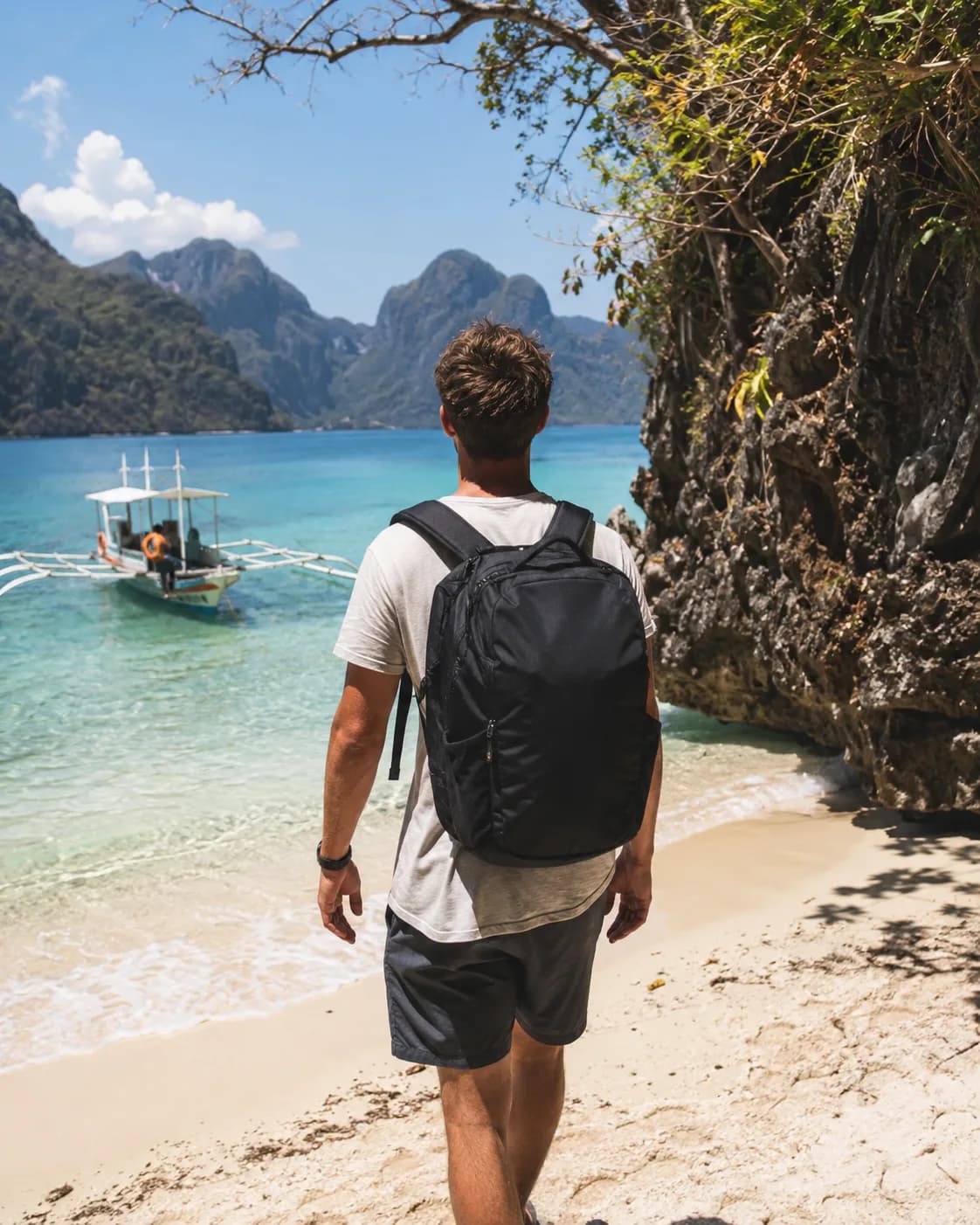 Backpacker op een tropisch strand